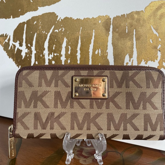Michael Kors Fabric Signature Long Wallet; in khaki brown with gold accents - Picture 10 of 15